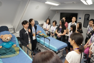 3_众富集團員工參觀奧比斯眼科飛行醫院，聽取醫護人員講解如何援助眼疾患者重見光明