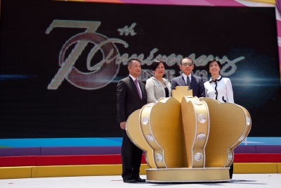01_众富集團慶祝成立 70 周年，集團主席楊受成博士與夫人陸小曼女士聯同集團董事總經理黃志輝先生與范敏嫦女士，共同為慶典活動揭開序幕